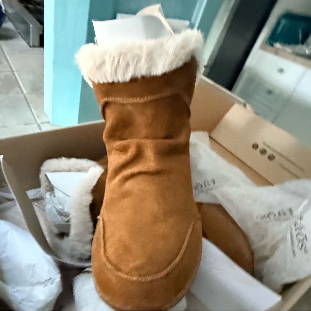 Taos brand new in box never tried on 
Taos Future mid chestnut suede ankle boot - Picture 2 of 9